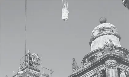  ??  ?? Ayer fueron removidas las esculturas La Fe y La Caridad del cubo de la torre del reloj en la Catedral Metropolit­ana. El retiro de las obras de Manuel Tolsá se decidió luego de que La Esperanza, una de las tres efigies, resultara dañada por el sismo del...