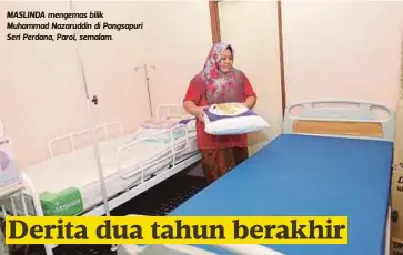  ??  ?? MASLINDA mengemas bilik Muhammad Nazaruddin di Pangsapuri Seri Perdana, Paroi, semalam.