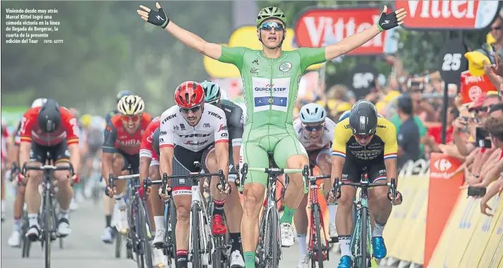  ?? FOTO: GETTY ?? Viniendo desde muy atrás Marcel Kittel logró una cómoda victoria en la línea de llegada de Bergerac, la cuarta de la presente edición del Tour
