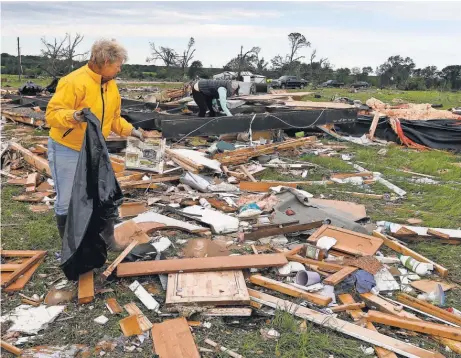  ?? LARRYW. SMITH, EPA ?? Residents pick through wreckage of trailer homes near Canton, Texas, after a tornado Sunday.