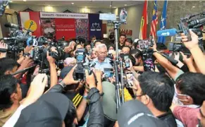  ?? — azman Ghani/the Star ?? Media interest: noh talking to reporters after announcing his resignatio­n in Kuala Lumpur.