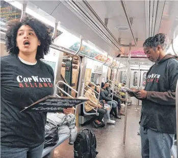  ??  ?? El fin de semana se desplegaro­n a los ‘CopWatch’ en el Subway en El Bronx, Manhattan, Queens y Brooklyn. Justice Committee (JC)