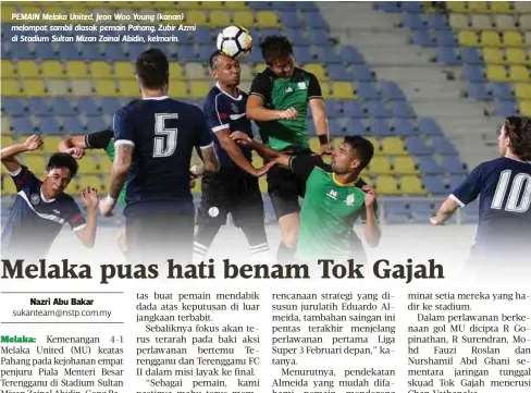  ??  ?? PEMAIN Melaka United, Jeon Woo Young (kanan) melompat sambil diasak pemain Pahang, Zubir Azmi di Stadium Sultan Mizan Zainal Abidin, kelmarin.