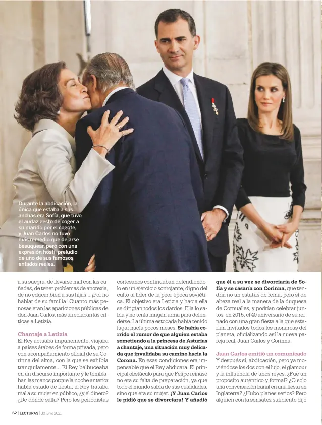  ??  ?? Durante la abdicación, la única que estaba a sus anchas era Sofía, que tuvo el audaz gesto de coger a su marido por el cogote, y Juan Carlos no tuvo más remedio que dejarse besuquear, pero con una expresión hostil preludio de uno de sus famosos enfados reales.