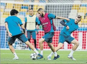  ?? FOTO: J.A. SIRVENT ?? Benzema fue clave en ‘semis’ con su doblete contra el Bayern en el Bernabéu