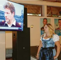  ??  ?? Wahlparty der AFD im Wirtshaus am Auwaldsee: Christina Wilhelm verfolgt gespannt die Hochrechnu­ngen im Fernsehen.