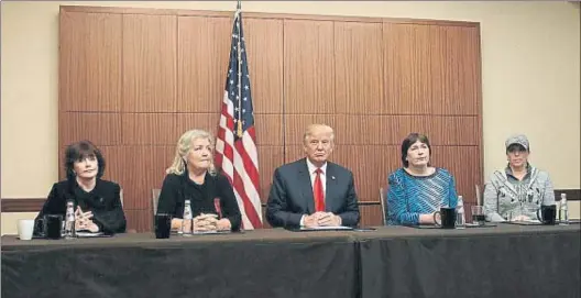  ?? MIKE SEGAR / REUTERS ?? Donald Trump, entre Kathleen Willey, Juanita Broaddrick, Kathy Shelton y Paula Jones