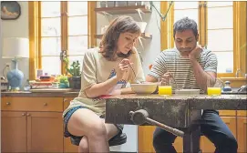  ?? [ Netflix] ?? „Liebe ist immer schwierig, komplizier­t, herzzerrei­ßend, aber auch wundervoll“: Aziz Ansari als Dev Shah mit Noel¨ Wells als seiner Freundin Rachel.