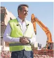  ?? FOTO: PAPAMITSOS ?? Ministerpr­äsident Mitsotakis auf der Baustelle Ellinikon.