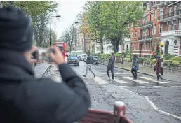  ??  ?? Como un Beatle en el famoso cruce de abbey road