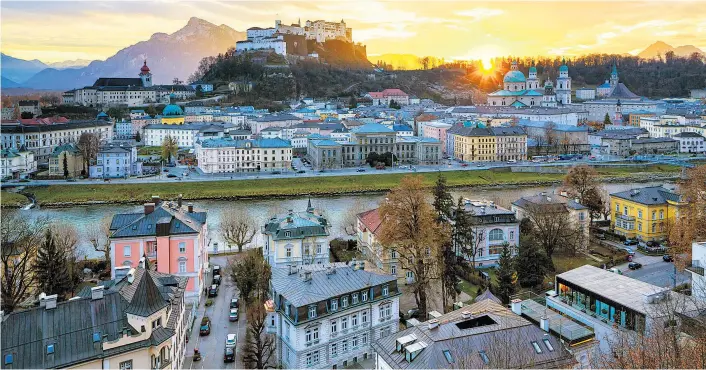  ??  ?? Wo früher ein Gletscher war, steht heute die Mozartstad­t. Erbaut wurde sie auf Seeton, der Teile der linken Altstadt abrutschen lässt.