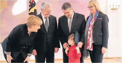  ?? FOTO: DPA ?? Sigmar Gabriel gestern mit seiner Familie sowie Bundespräs­ident Joachim Gauck und Kanzlerin Angela Merkel im Schloss Bellevue.
