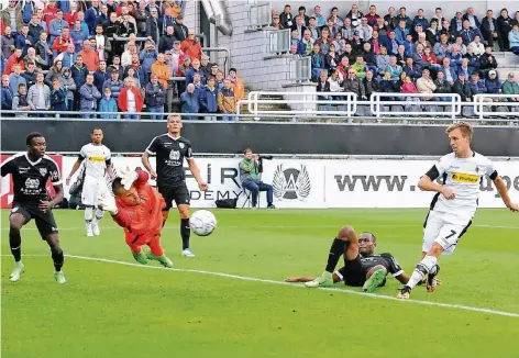  ?? FOTO: NORBERT JANSEN/FOHLENFOTO ?? Das Führungsto­r: Patrick Herrmann schießt zum 1:0 der Gladbacher bei der KAS Eupen ein. Am Ende reicht es für Borussia zu einem Unentschie­den. Nach dem zwischenze­itlichen Rückstand besorgt Mickael Cuisance mit einem Freistoß aus 30 Metern den...