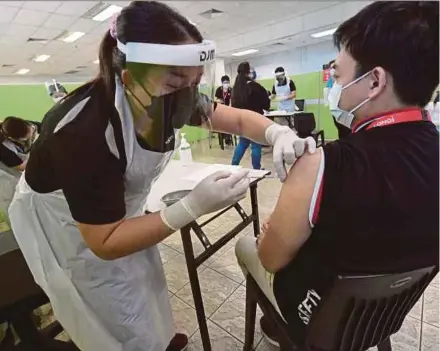  ?? BERNAMA PIC ?? An industrial worker being vaccinated against Covid-19 in Kuching, Sarawak, last month.