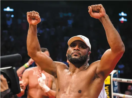  ?? PHOTOS AGENCE QMI, JOËL LEMAY ?? En levant ses bras en guise de victoire, Jean Pascal a lancé le message que sa carrière était loin d’être terminée et qu’il souhaite accrocher une autre ceinture de championna­t du monde autour de sa taille.