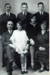  ??  ?? Alfred Dowling and his wife with their two daughters and three sons, after WW1