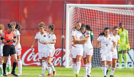  ??  ?? GOL SIN PREMIO. Marta Cazalla abraza a Alba Redondo tras marcar el gol que adelantó a España en el minuto 6.