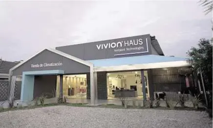  ??  ?? El showroom de Vivion Haus está montado para experiment­ar los más de 10 modelos de calefactor­es.