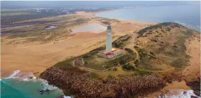  ??  ?? El faro de cabo de Trafalgar, levantado varias décadas después de la batalla.