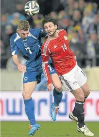  ?? AP ?? El salto. El bosnio Susic pulsea con el egipcio Ghaly./