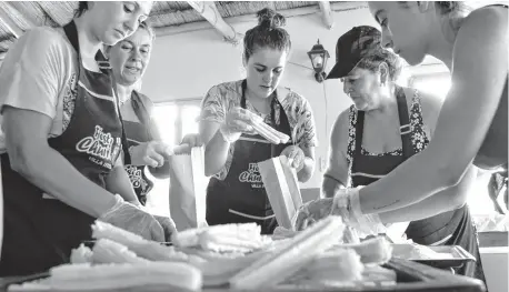  ??  ?? todos. La preparació­n de la masa empieza bien temprano, y se cocinan constantem­ente durante toda la tarde.