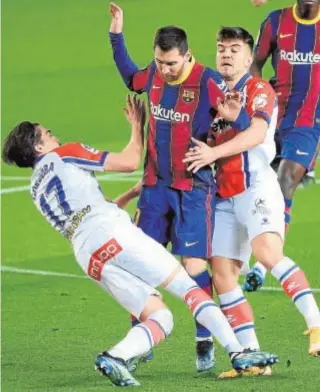  ?? AFP ?? Messi, defendido por Córdoba y Martín