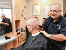  ?? Foto: Bernhard Weizenegge­r ?? Harry Stellbrink­s Friseursal­on in Burgau gibt es seit 1945.