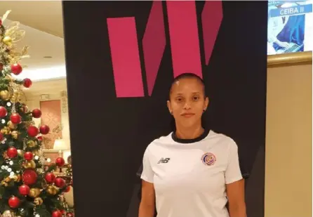  ?? CORTESÍA ?? Yocelyn Aguilar participó el año anterior en un congreso internacio­nal de Concacaf para entrenador­es. Es la jugadora activa de Primera con el nivel más alto de licencia (B)