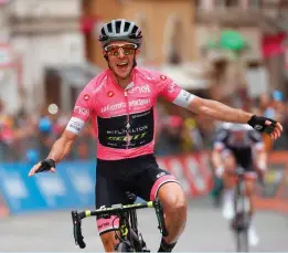  ??  ?? Simon Yates celebrates his stage win after a gruelling uphill finish