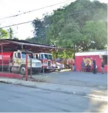  ?? CHARLI MARTIN ?? Bomberos de Villa González con camiones dañados.
