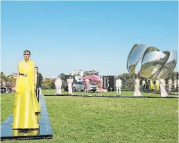  ??  ?? Zitta. Inauguró Designers Buenos Aires en el monumento Floralis.