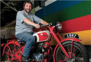  ??  ?? Gabriel Marazzi com uma de suas paixões: as motos clássicas