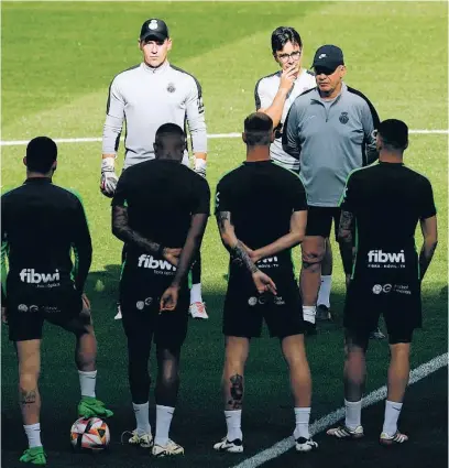  ?? EFE ?? Javier Aguirre, en el último entrenamie­nto del Mallorca