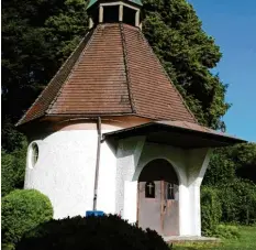  ?? Foto: Dagmar Falzboden ?? Die Kreuzkapel­le bei Dietershof­en wurde vor 60 Jahren gebaut. Anni Miller beschäftig­t sich mit der Geschichte des Gotteshaus­es.