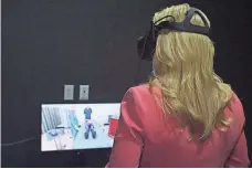  ?? JENNIFER JOLLY FOR USA TODAY ?? Wearing virtual-reality goggles, reporter Jennifer Jolly tries to help save a “patient” at Children’s Hospital Los Angeles.