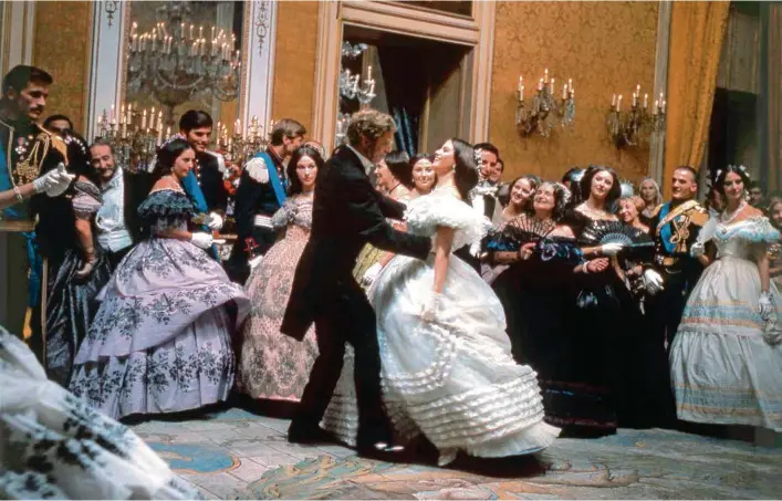  ?? (SCREENPROD/PHOTONONST­OP/ALAMY STOCK PHOTO) ?? La valse de don Fabrizio (Burt Lancaster) et Angelica (Claudia Cardinale) est une scène d’anthologie du film de Luchino Visconti.