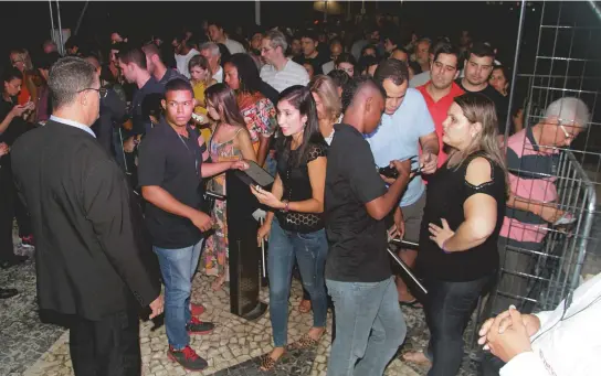  ??  ?? Público se aglomera na entrada da Concha Acústica, antes do show O Grande Encontro; estudantes criticam ação da UEB que exige a carteira