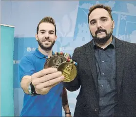  ?? FOTO: EFE ?? Patxi Peula El vitoriano posa con las tres medallas junto a Jon Redondo