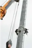  ?? Foto: Marcus Merk ?? Ein 40 Meter hoher Mast aus Beton wur de gestern zwischen Kühlenthal und Hirschbach errichtet.