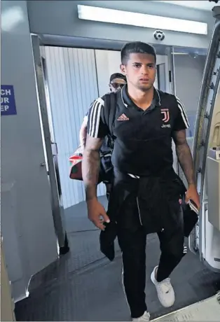  ??  ?? LLEGADA. El exlateral portugués de la Juventus, Joao Cancelo, entra en el avión de cami