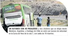  ??  ?? UN AUTOBÚS CON 40 PASAJEROS y dos choferes que se dirigía desde Mendoza, Argentina, a Santiago de Chile se volcó por exceso de velocidad en la Curva de Yeso de la ruta 7, con saldo de 19 muertos.