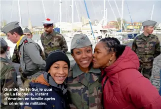  ??  ?? Grande fierté. Sur le quai de La Rochelle, instant d’émotion en famille après la cérémonie militaire.