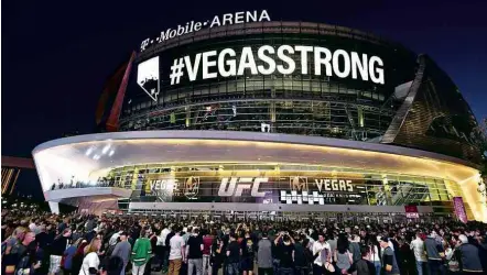  ?? Kirby Lee/USA Today ?? Antes de partida de hóquei no gelo em Las Vegas, arena exibe uma homenagem aos mortos durante o massacre na cidade