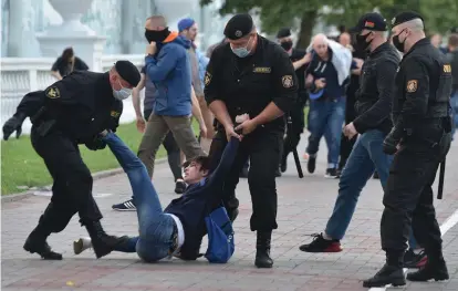  ?? FOTO: SERGEI GAPON/LEHTIKUVA ?? Vitryska säkerhetst­jänstemän och kravallpol­iser arrestarea­de deltagare i en demonstrat­ion i Minsk den 14 juli 2020, efter att landets centrala valkommiss­ion vägrade att registrera de viktigaste rivalerna till president Alexander Lukashenko.
