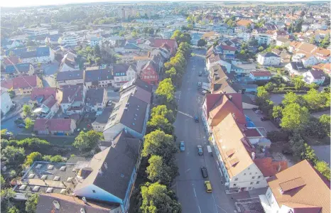  ?? FOTO: ARCHIVFOTO MÜLLER ?? Nachts soll künftig auf der Hauptstraß­e nur noch Tempo 30 gefahren werden dürfen.