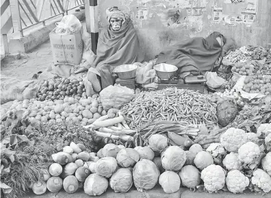  ?? — Gambar AFP ?? Penjaja menjual sayur-sayuran di tepi jalan di Amritsar, India.