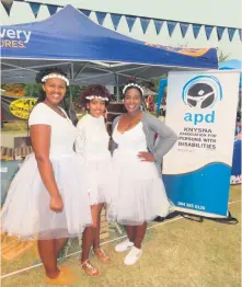  ?? Photo: Nwabisa Pondoyi ?? Die Werkswinke­l’s Shahida Sam, Raydene Lewis and Tessa Stevens.