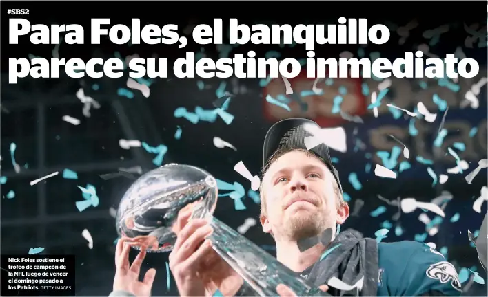  ?? GETTY IMAGES ?? Nick Foles sostiene el trofeo de campeón de la NFL luego de vencer el domingo pasado a los Patriots.