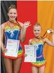  ?? Foto: Maresch ?? Lilly Maresch und Jana Semenchenk­o freuen sich über den deutschen Meister titel und die Goldmedail­le.