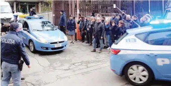  ??  ?? L’uscita degli arrestati dalla Procura di Potenza, poi divisi tra le carceri della città stessa, di Melfi e di Matera A destra la conferenza stampa in Questura e il materiale sequestrat­o alle tifoserie LP